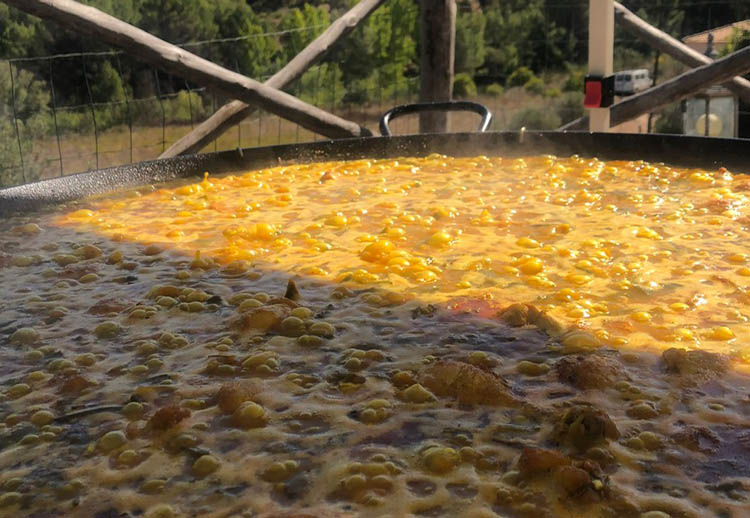 haciendo caldo paella
